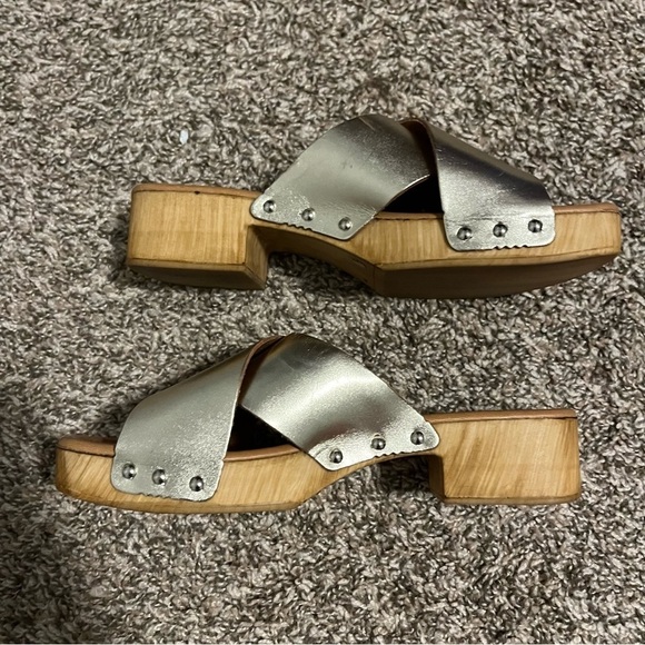 Steve Madden Tan and Brown Mules with Wooden Platform - Picture 3 of 9